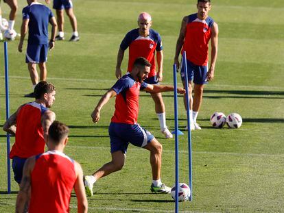 Los jugadores del Atlético de Madrid durante el entrenamiento de este domingo para preparar el partido de LaLiga que este lunes le medirá al Granada.