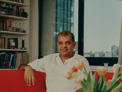 El escritor Suketu Mehta fotografiado en su piso de Nueva York.