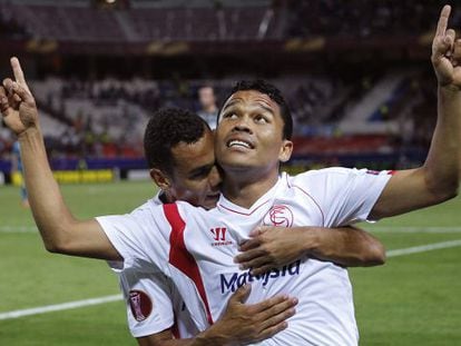 El colombiano Bacca dedica al cielo un gol en la pasada Liga Europa.