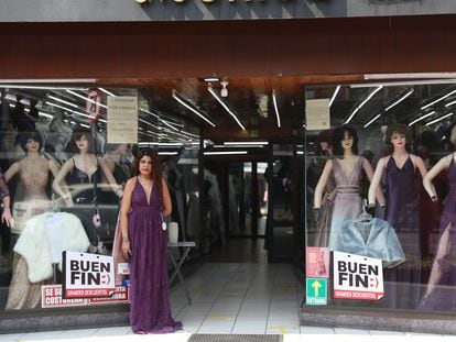 Maniquíes en la vitrina de una tienda de ropa con letreros de El Buen Fin, en Ciudad de México (México).