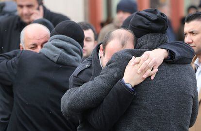 Familiars de les víctimes s'abracen davant de l'institut forense a Istanbul (Turquia).