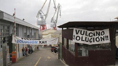 Entrada del astillero Vulcano con pancartas de los trabajadores. / LALO R. VILLAR