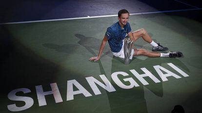 Medvedev posa con el trofeo de campeón en Shanghái.