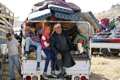 Refugiados sirios cargan todas sus pertenencias en camionetas para volver a Sitia desde Arsal (Líbano), en julio de 2018.