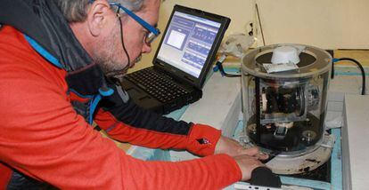 El geofísico Miquel Torta, del Observatorio del Ebro, calibrando el magnetómetro GYRODIF.