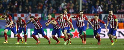 Los jugadores del Atlético tras el penalti de Juanfran.