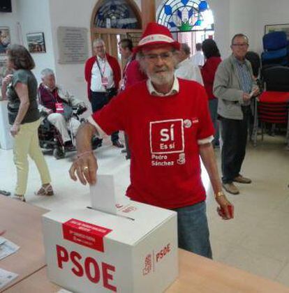 Antonio Castañeda ejerce su derecho al voto en las primarias del año pasado.