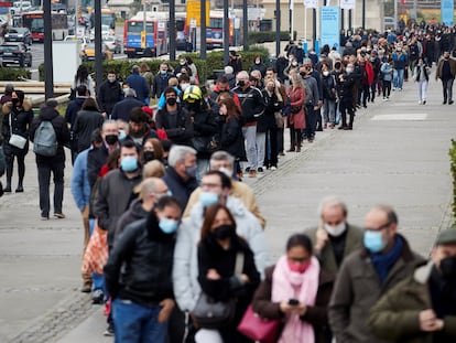 Decenas de personas esperan para vacunarse contra la covid en el centro instalado en el recinto ferial de Barcelona, el 23 de diciembre.