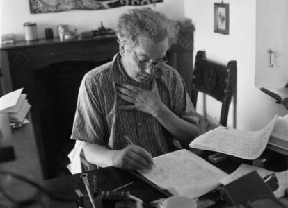 Robert Ranke Graves, en el estudio de su casa en Mallorca en 1954.