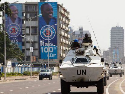 Veh&iacute;culos blindados de los Cascos Azules de la ONU patrullan a lo largo de una avenida junto a los carteles de propaganda del presidente Joseph Kabila, en Kinshasa, Rep&uacute;blica Democr&aacute;tica del Congo