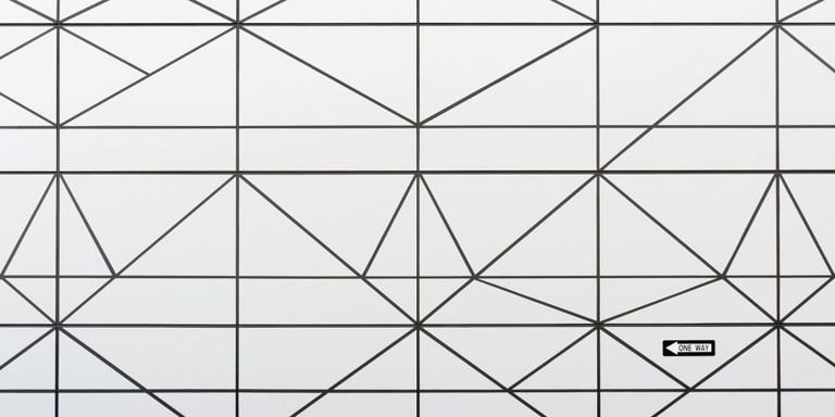 'Ansiedad' es una obra que juega con una geometría laberíntica. El cartel advierte de que solo hay un camino posible, pero en nuestras mentes se abren muchas alternativas.