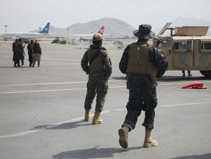 Milicianos talibanes en el aeropuerto de Kabul, el pasado agosto.