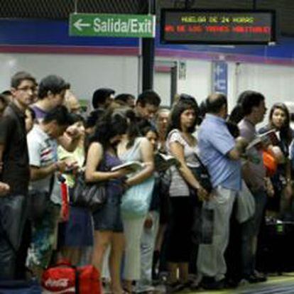 Cientos de personas esperan la llegada del suburbano en la estación de Nuevos Ministerios durante la nueva jornada de huelga de Metro.