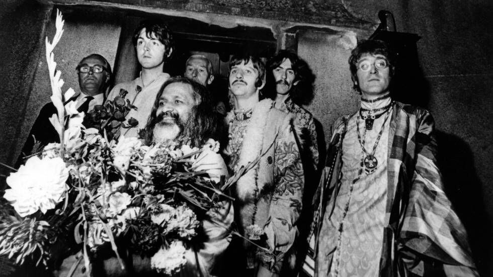 Paul McCartney, Ringo Starr, George Harrison y John Lennon, junto al gurú Maharishi Mahesh Yogi, durante su visita a Gales en 1967.