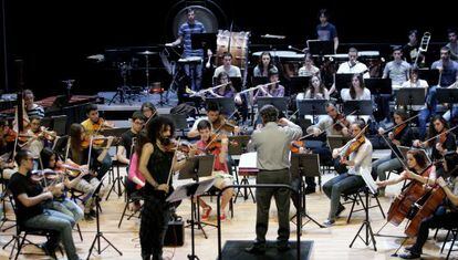 Ara Malikian ensaya con la Jove Orquestra de la Generalitat en Valencia.