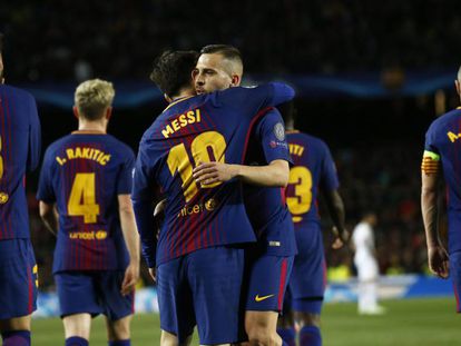 Messi y Alba se abrazan en la celebración del tercer gol del Barcelona.