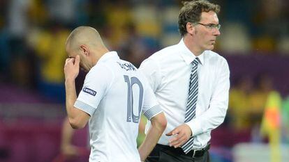 Laurent Blanc y Benzema tras el partido de Suecia.