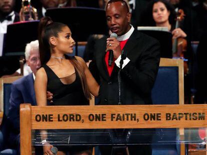 El obispo Charles Ellis, con la cantante Ariana Grande durante el funeral de Aretha Franklin, este viernes en Detroit.