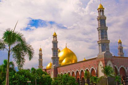 La construcción del templo de Kubah Mas, inaugurado en 2001 en Depok (Indonesia), fue financiada por un generoso y opulento benefactor privado: suelos de granito italiano, lámparas de araña de cristal y cúpulas de oro de 24 quilates.