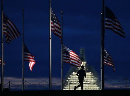 Las banderas ondean a media asta en el monumento a Washington como homenaje a las víctimas del 11-S, en Washington.