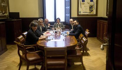 La presidenta del Parlament amb diputats de la CUP i de Junts pel S&iacute;. 