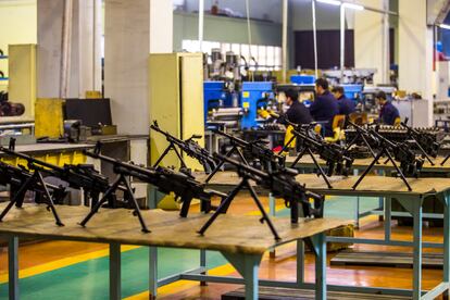 Visita a una fábrica de armas en un lugar indeterminado en Bakú.  Los modelos se exponen al final del proceso. 