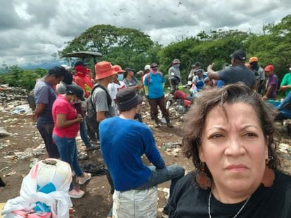 Soledad Mella es dirigente de la Asociación Nacional de Recicladores Chile. En la imagen, cedida por la entrevistada, está en un vertedero de Panamá.