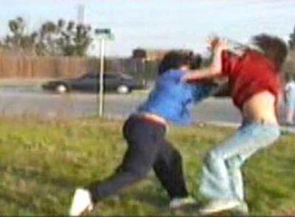 Imágenes de grabaciones de vídeo con escenas de violencia entre niños y adolescentes expuestas en Internet.