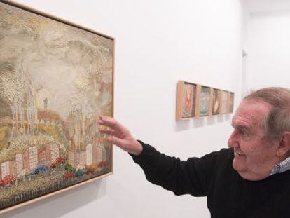 Francisco Peinado ante su obra &#039;La barriada&#039;, en Sevilla.