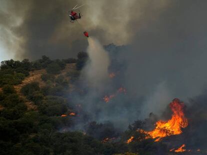 Un helicóptero vierte agua sobre un incendio cerca de Toledo. En vídeo, las llamas en Montesión.