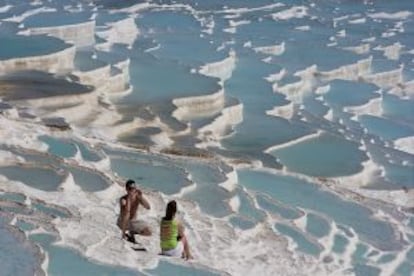 Turistas en las terrazas de Pamukkale, en Turquía.