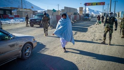 Control talibán en una carretera que comunica Kabul con la provincia de Maidan Wardak (Afganistán), el pasado 14 de enero.