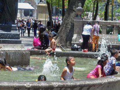 Niños en una fuente de la Ciudad de México. 