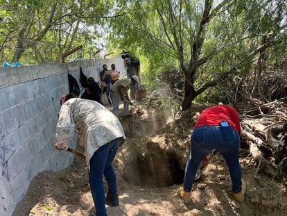 Madres buscadoras cavan en la fosa localizada en Tamaulipas, en una imagen compartida en redes sociales.