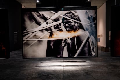 Una fotografía de Claudia Andújar en las salas del Museo Universitario de Arte Contemporáneo.