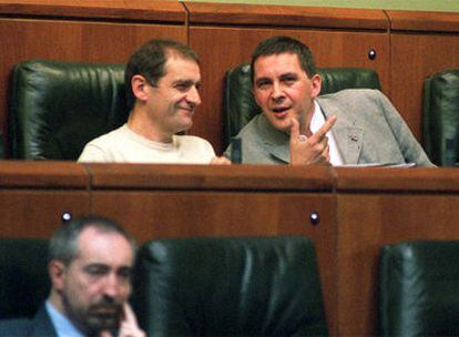 José Antonio Urrutikoetxea <i>(Josu Ternera)</i> y Arnaldo Otegi, en el Parlamento vasco en abril de 2000.