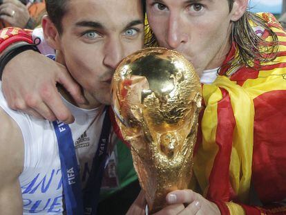 Los sevillanos Sergio Ramos y Jesus Navas con la copa de campeones del mundo