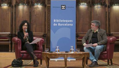 Yasmina Reza, con Xavier Albert&iacute; ayer en el preg&oacute;n dialogado en el Ayuntamiento de Barcelona. 
 