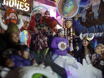 Actores que representan a los Reyes Magos previo a las celebraciones del próximo 6 de enero en Ciudad de México.