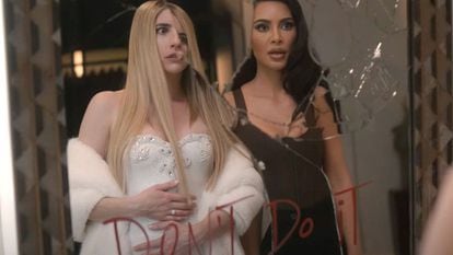 Emma Roberts y Kim Kardashian en una imagen de la nueva temporada de 'American Horror Story'.