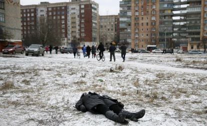 Una mujer muerta este martes en Kramatorsk (Ucrania).