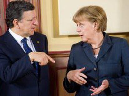 El presidente de la Comisi&oacute;n Europea, Jose Manuel Barroso conversa con la canciller alemana, Angela Merkel, la pasada semana en Straslund.