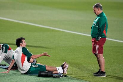 El entrenador de México, Tata Martino, dialoga con Hirving Lozano en un entrenamiento en Jor (Qatar).