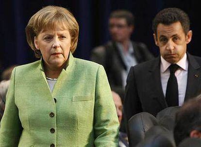 Angela Merkel y NicolasSarkozy, durante una reunión de la OTAN en Bucarest el pasado mes de abril.