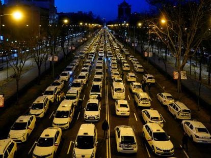 Concentraci&oacute;n de taxis en los carriles centrales del paseo de la Castellana, en Madrid.