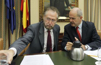 El presidente del comit&eacute; de expertos sobre la reforma de pensiones, V&iacute;ctor P&eacute;rez D&iacute;az (a la izquierda), durante su comparecencia ante la Comisi&oacute;n de seguimiento del Pacto de Toledo en el Congreso