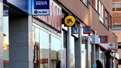 Varias sucursales de diferentes bancos, en una calle de Madrid.