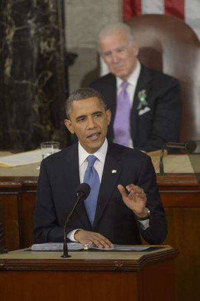 El presidente estadounidense, Barack Obama, pronuncia el discurso del Estado de la Uni&oacute;n junto al vicepresidente de Estados Unidos, Joe Biden.