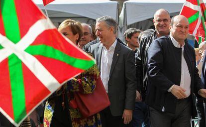 El lehendakari Urkullu i Andoni Ortuzar, aquest diumenge en l'Aberri Eguna del PNB a Bilbao.