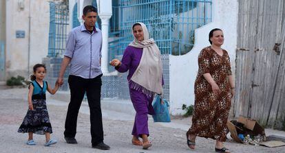 Miembros de una familia tunecina, junto a una mujer jud&iacute;a, en la isla de Yerba.